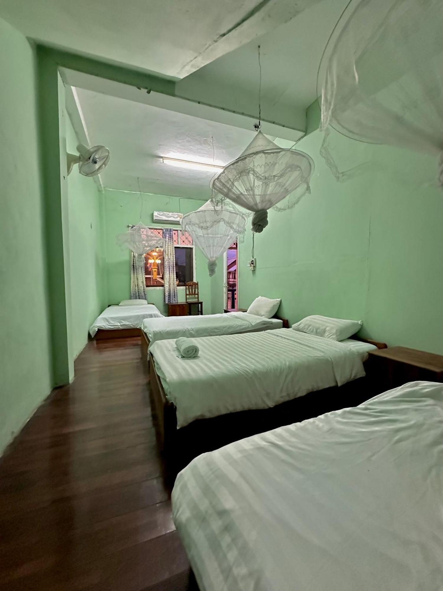 Kfg Guesthouse Thakhek Esterno foto